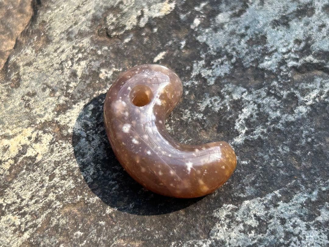 青森産　紫？メノウ勾玉　錦石
