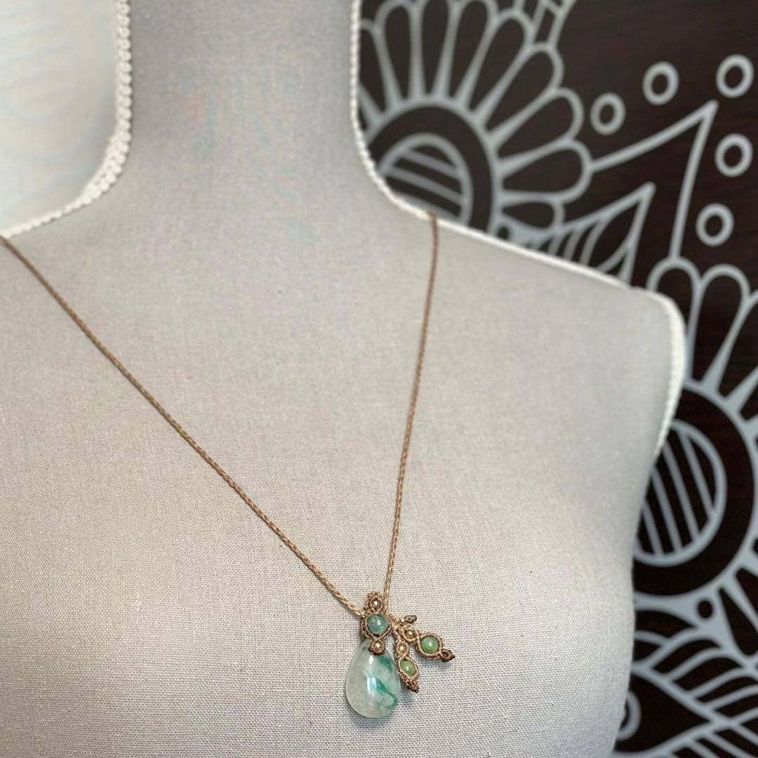 『翠紀』フックサイトシリカとエメラルドのマクラメペンダントネックレス
