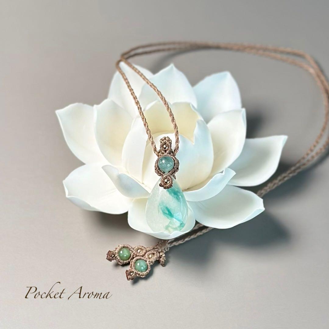 『翠紀』フックサイトシリカとエメラルドのマクラメペンダントネックレス