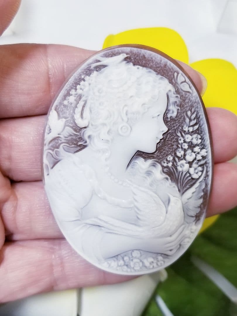 KS-115 【アントニオ・クリスピーノ】作　天然シェルカメオルース