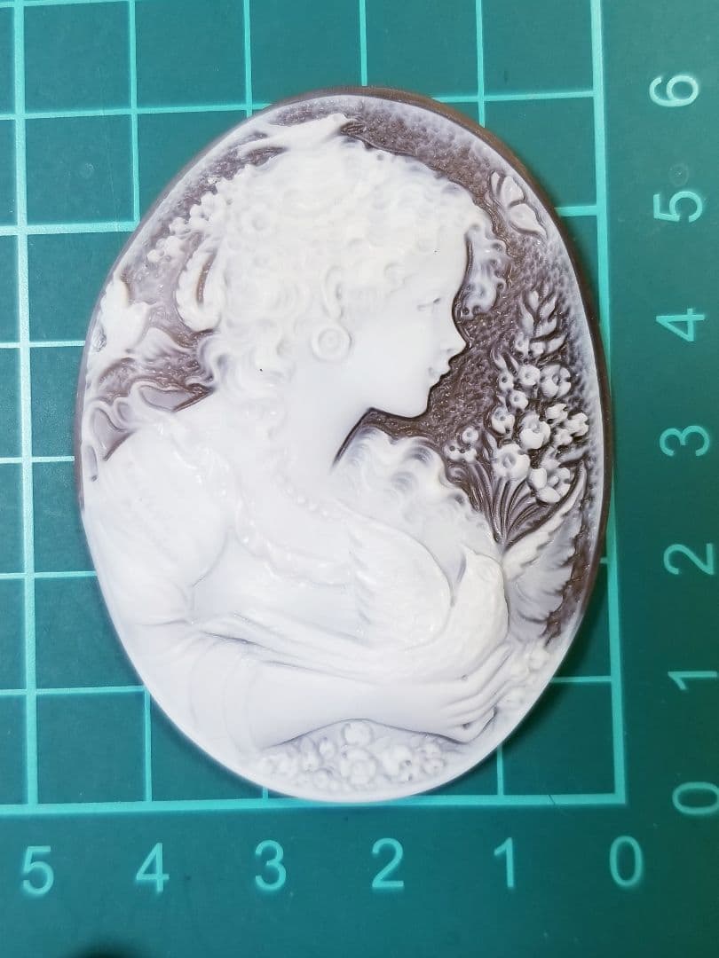 KS-115 【アントニオ・クリスピーノ】作　天然シェルカメオルース