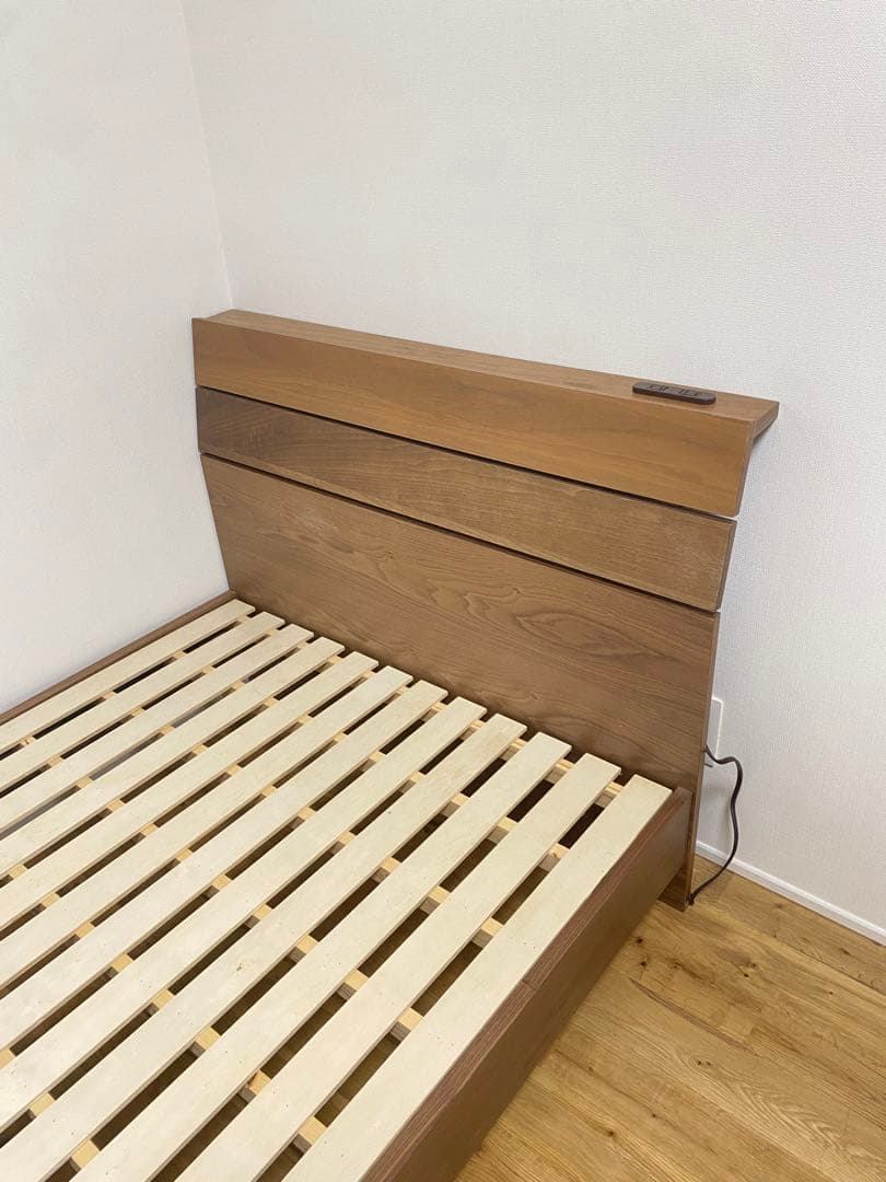 【直接取引希望】コンセント付 すのこ シングルベッド フレーム 無垢材 木製