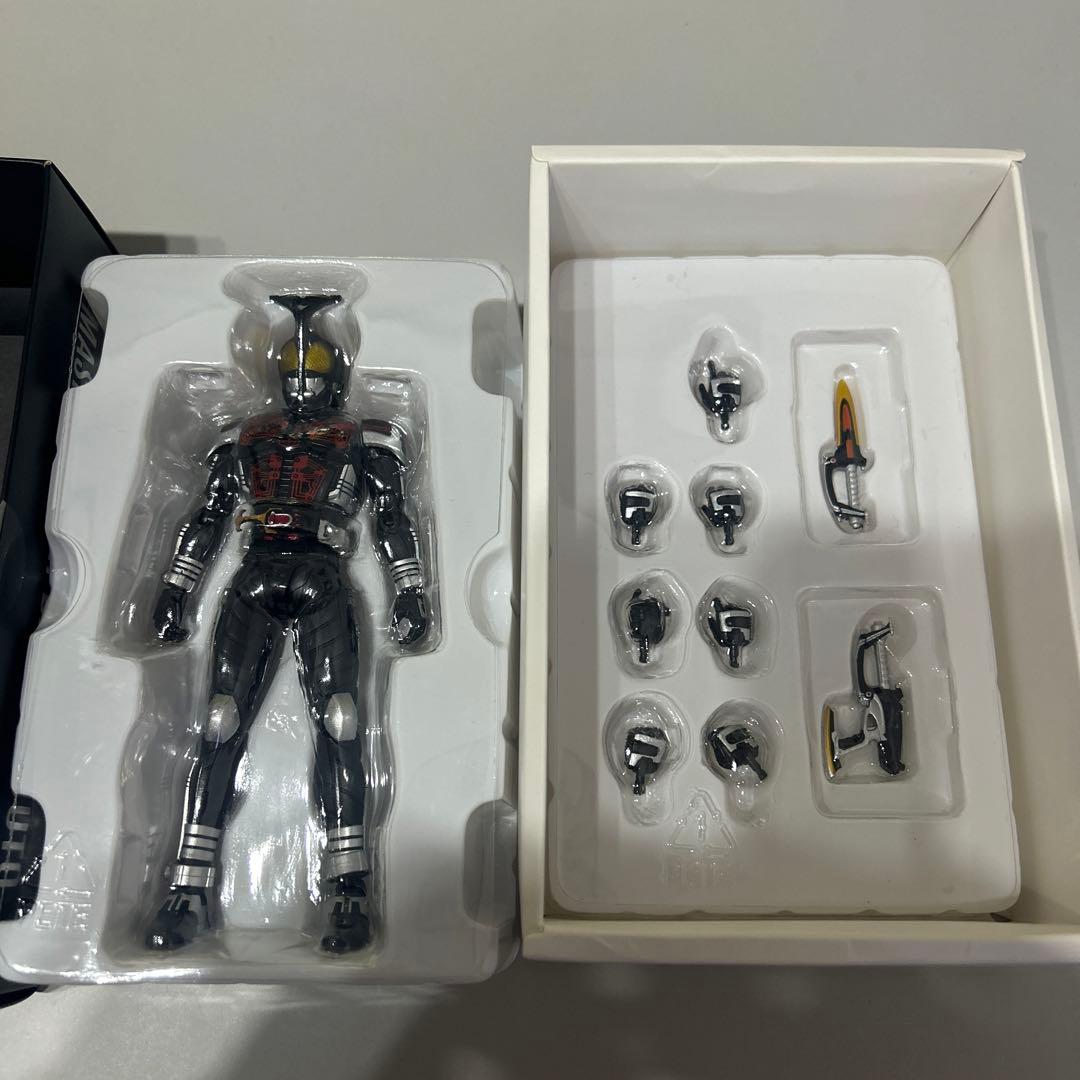 S.H.フィギュアーツ　真骨彫製法　仮面ライダーダークカブト