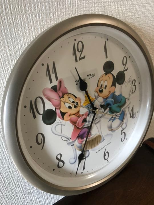 ディズニーの壁掛け時計、（c）Walt Disney Company