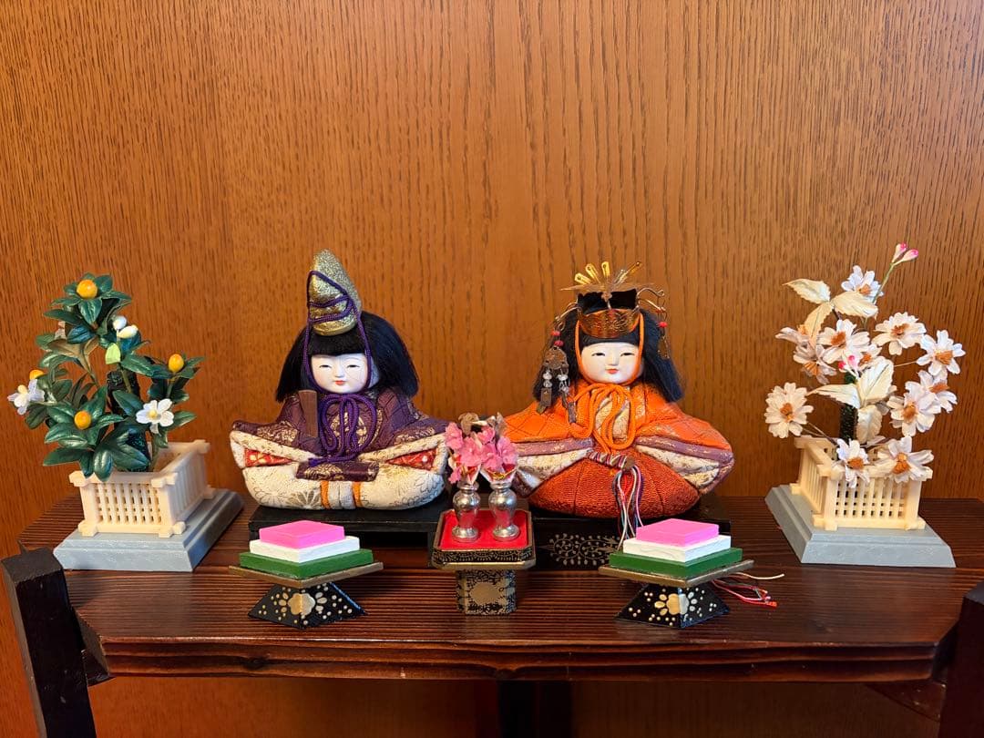 特注の雛壇の木目込み雛