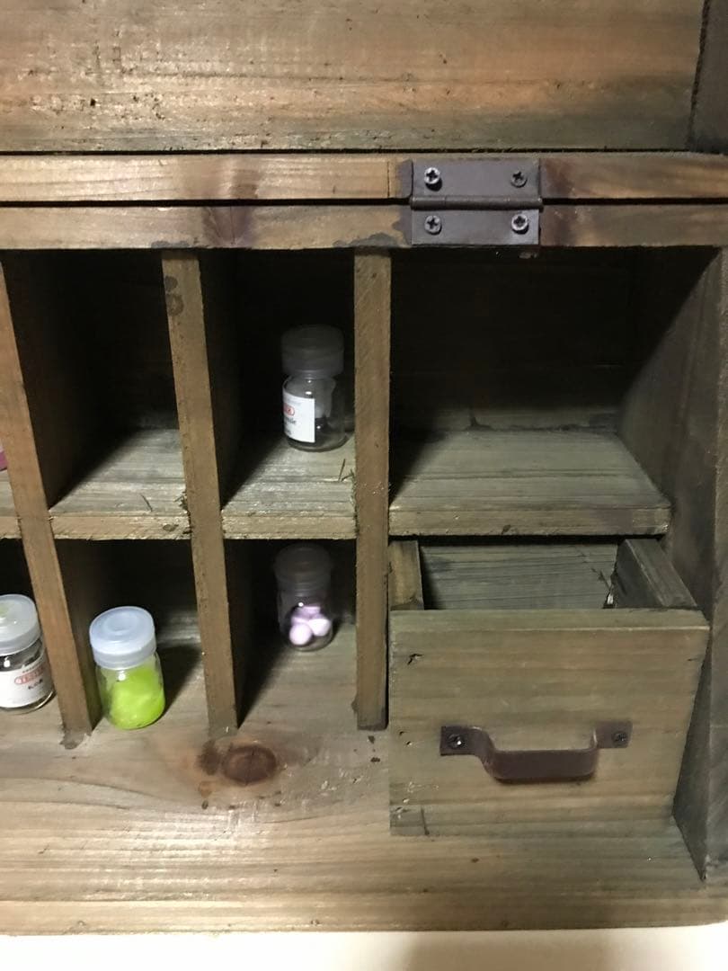 志成販売 開けると小物入れとポストカード入れになります。とじるとただの箱。です。