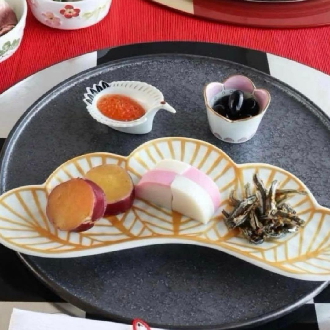 【新品】【大人気】有田焼　幸楽窯　錦白金松葉形前菜皿3枚セット　縁起物