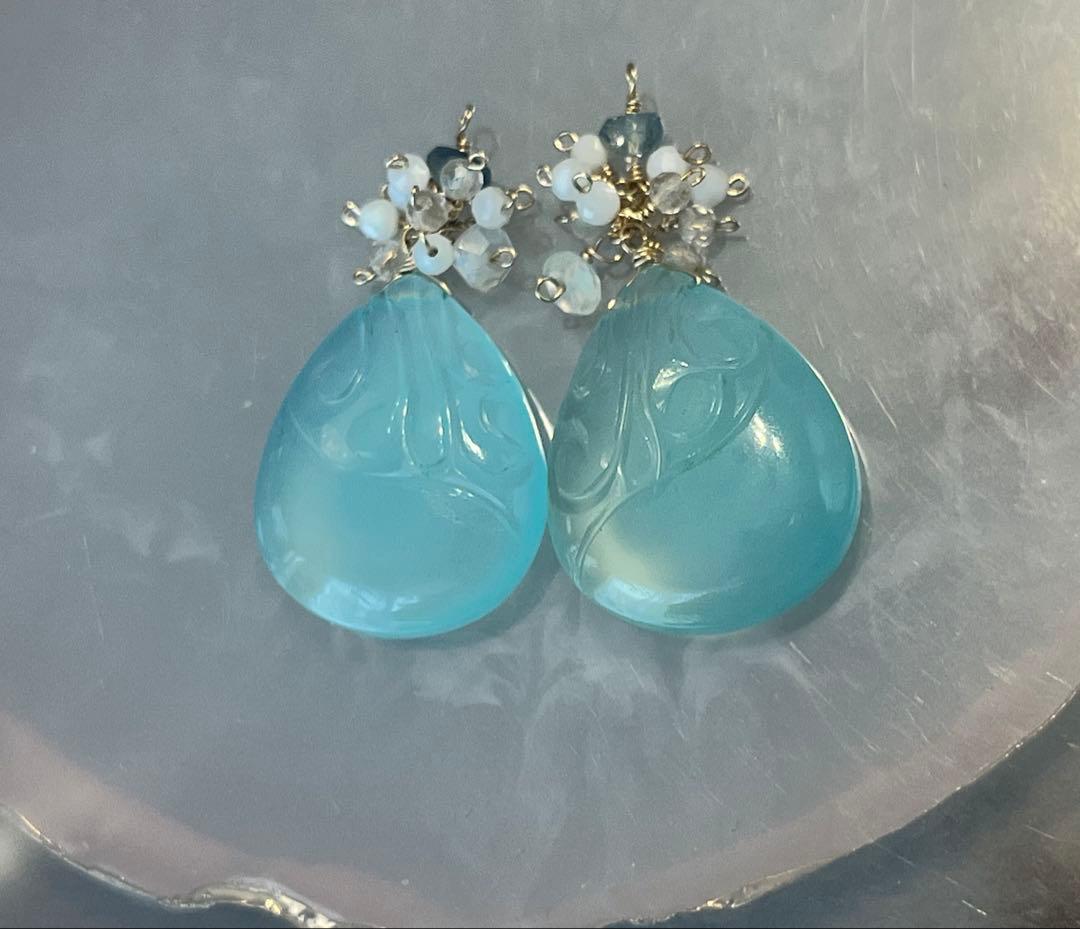 SALEブルーカルセドニー スクロールカービングピアス