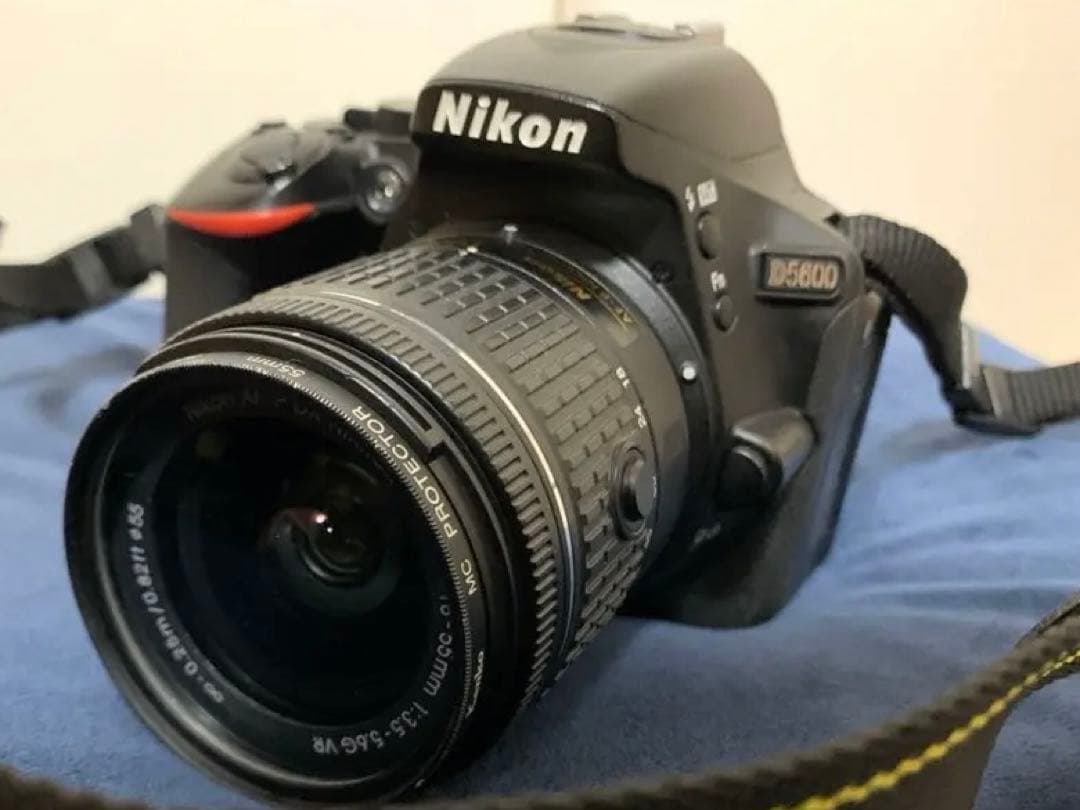 Nikon D5600 ニコン 標準・望遠レンズ 参考書付き 一眼レフカメラ
