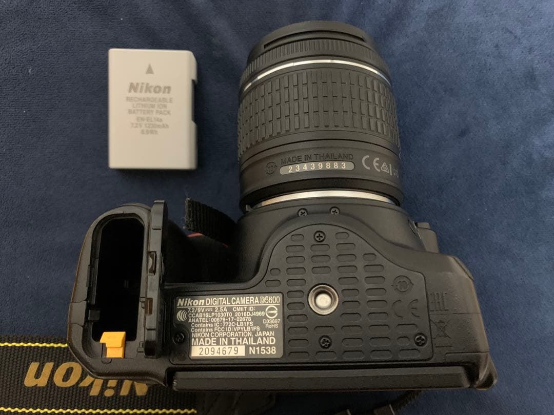 Nikon D5600 ニコン 標準・望遠レンズ 参考書付き 一眼レフカメラ
