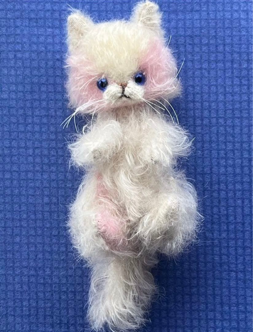 可愛らしい白猫ちゃん ぬいぐるみ アーティストベア ハンドメイド 海外作家様