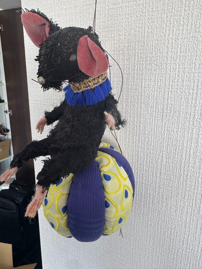 黒いマウスのぬいぐるみ 紫と黄色のボール　クリスマス