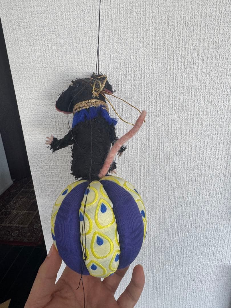 黒いマウスのぬいぐるみ 紫と黄色のボール　クリスマス