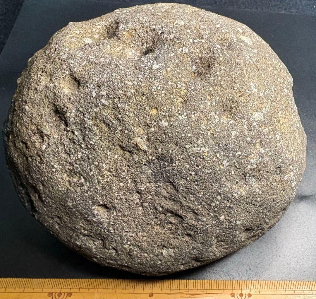 くぼみ石　凹み石　多孔石　縄文時代の石器　鑑賞石　祭祀　御神体　水石