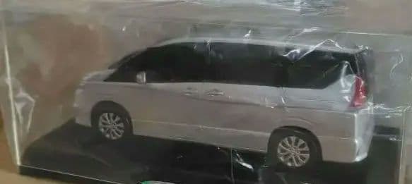 セレナ　カラーサンプル　ミニカー３台