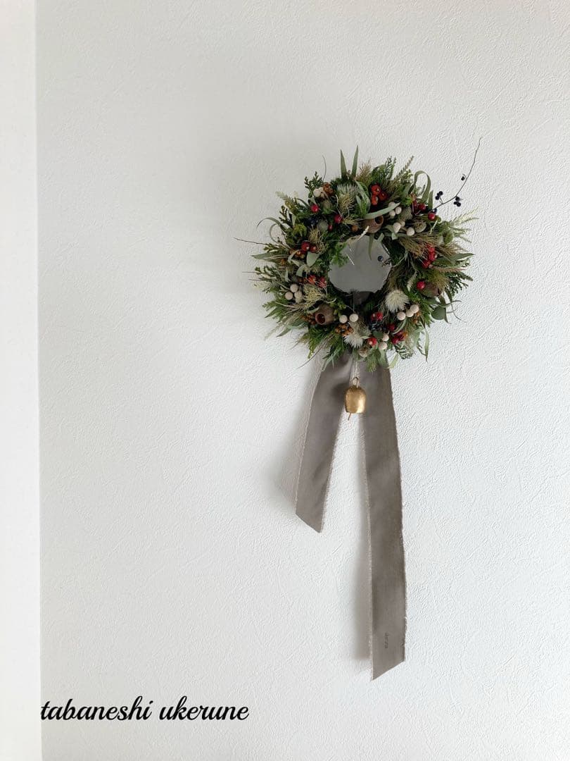 ベルギーナッツと赤い実と白い実を紡いだ　ふわふわなリース　ドライフラワー