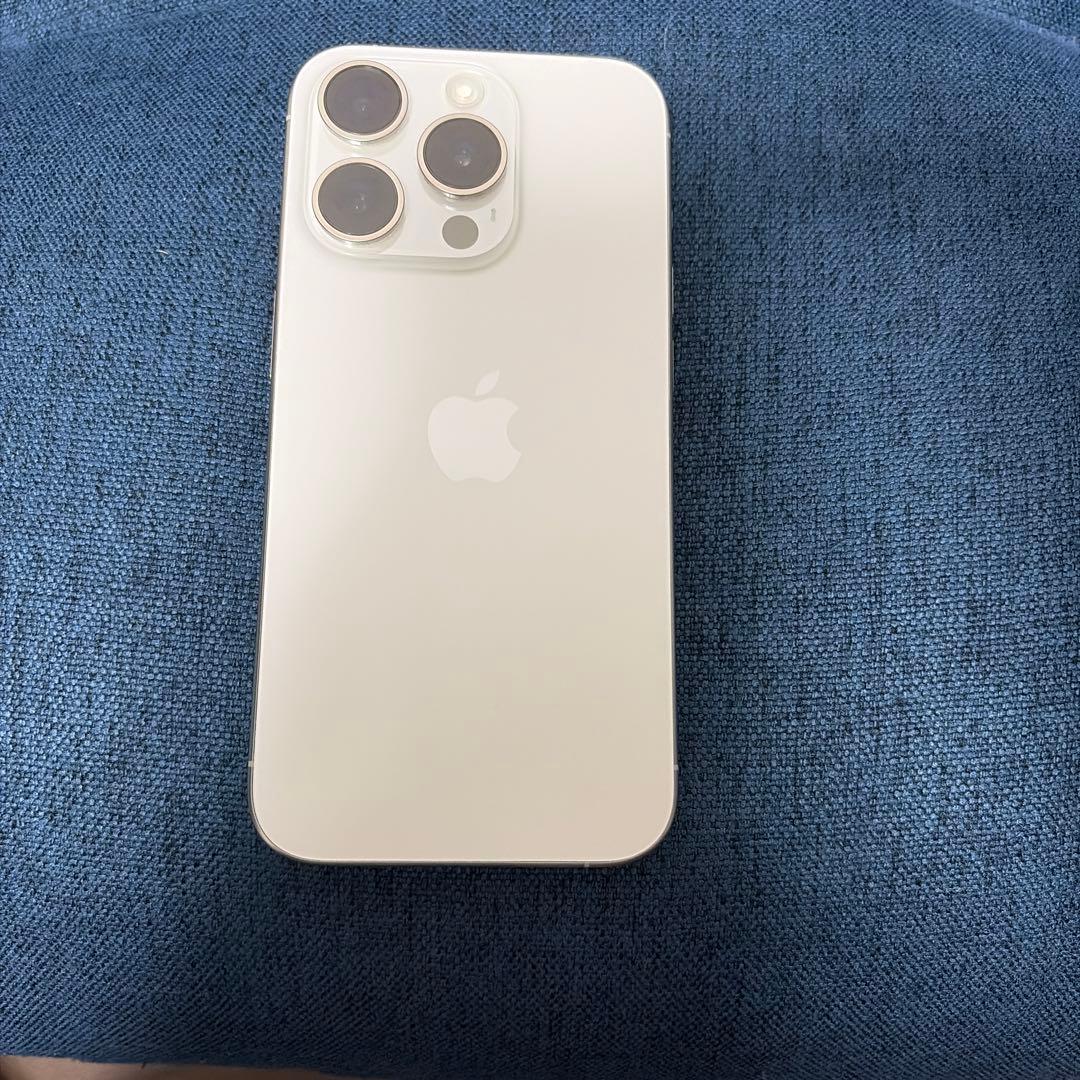 K*様 iPhone15pro 容量256 ホワイトチタニウム