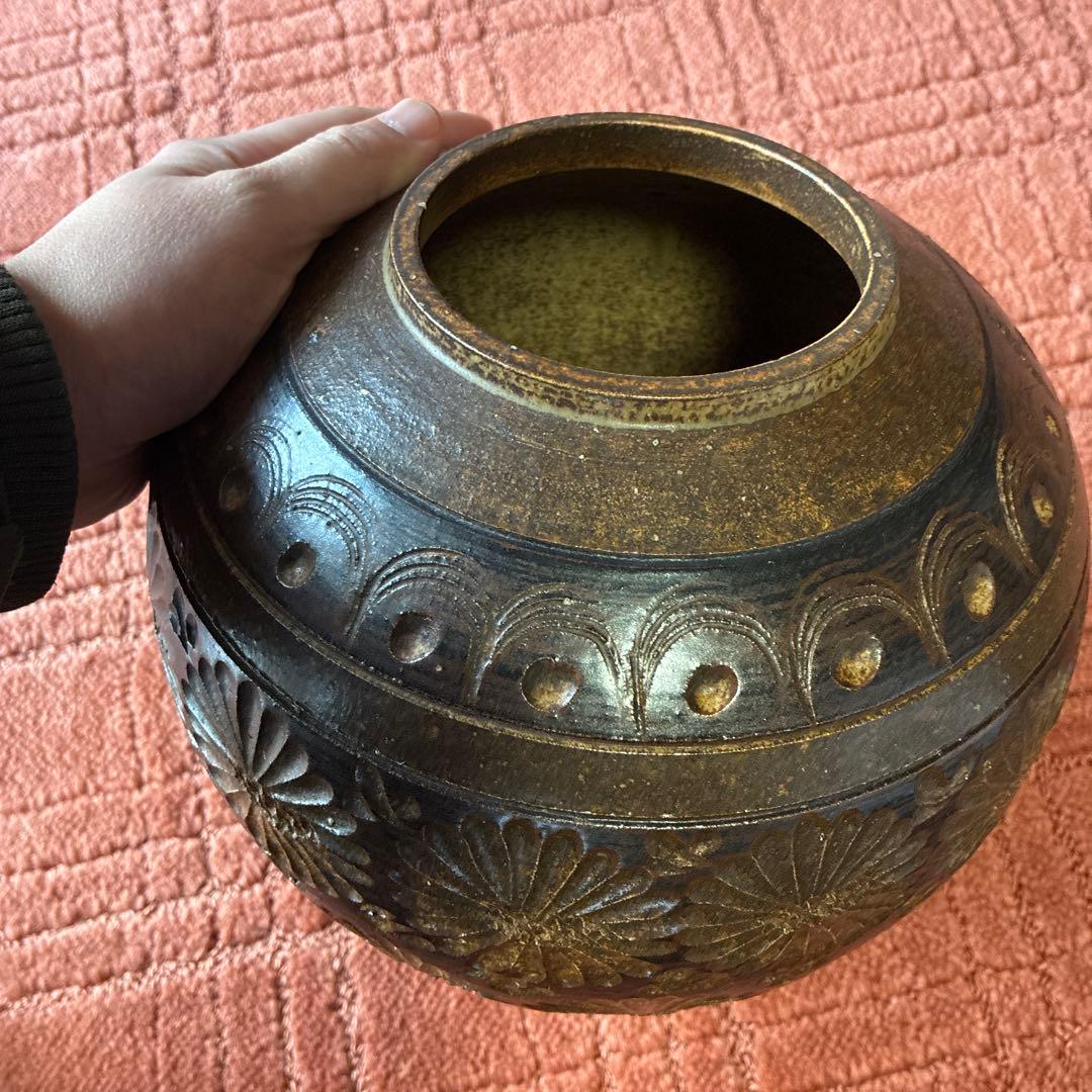 花彫刻の陶器の壺 約30cm