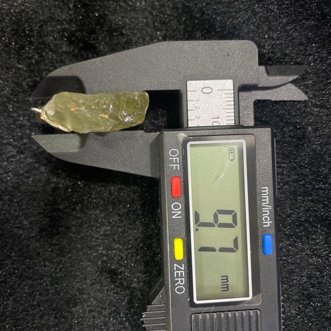 エジプト産　リビアングラス　ペンダントトップ　約20g