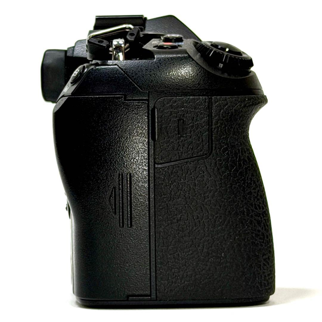 オリンパスOM-D E-M1 Mark II ホルダー、外部電源供給ケーブル付