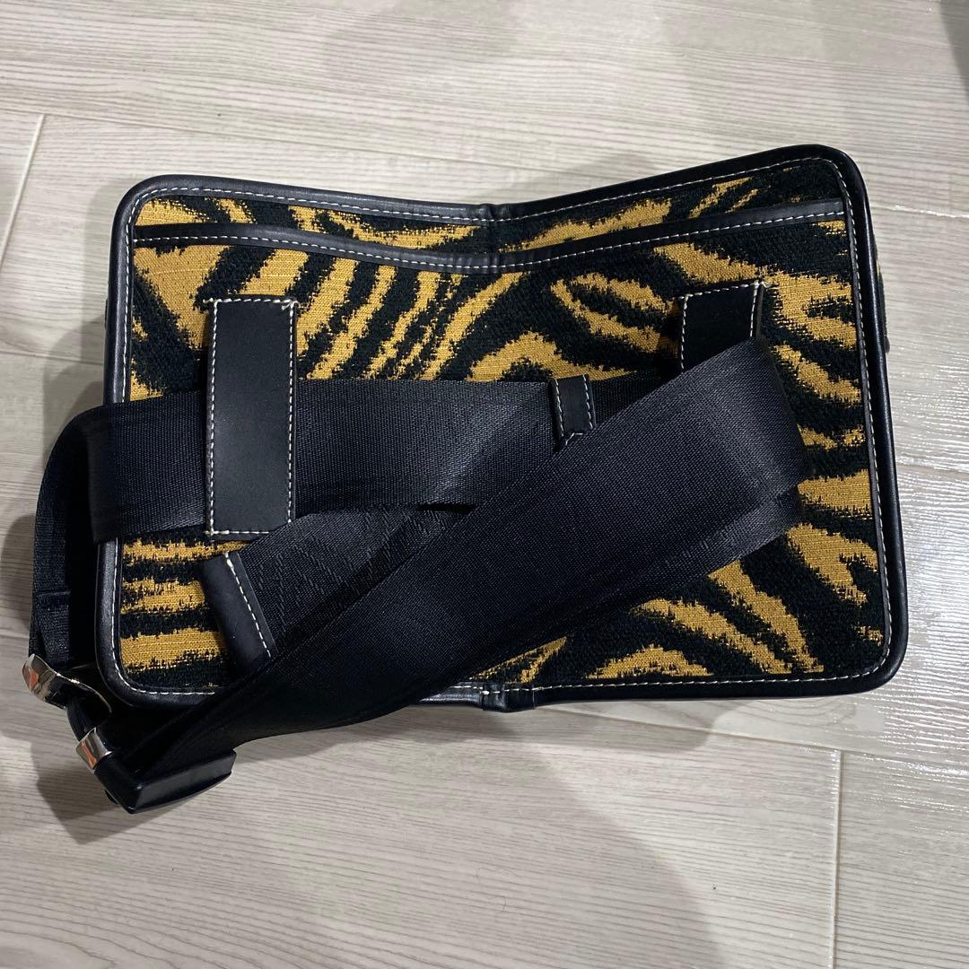 A VACATION ボディバッグ