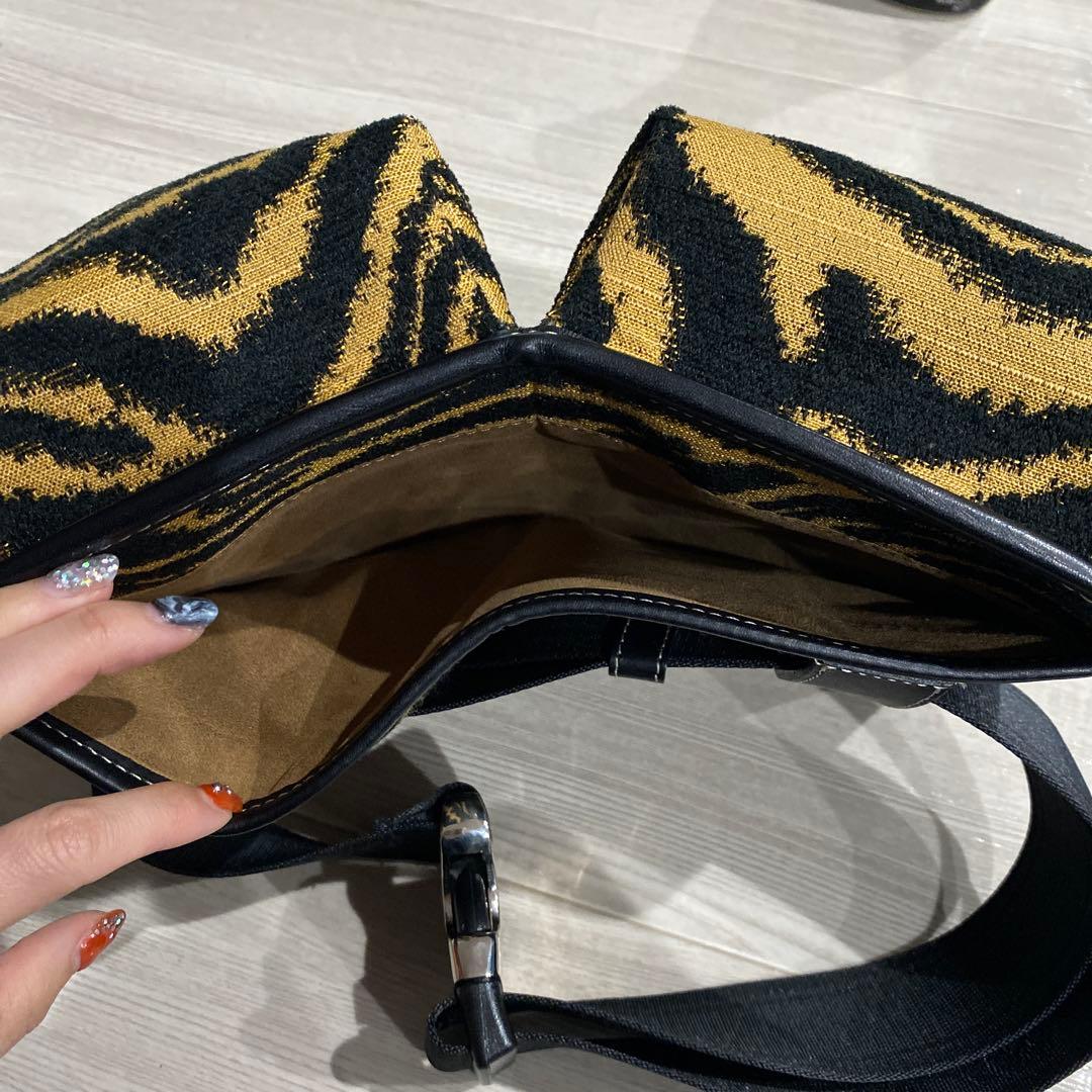 A VACATION ボディバッグ