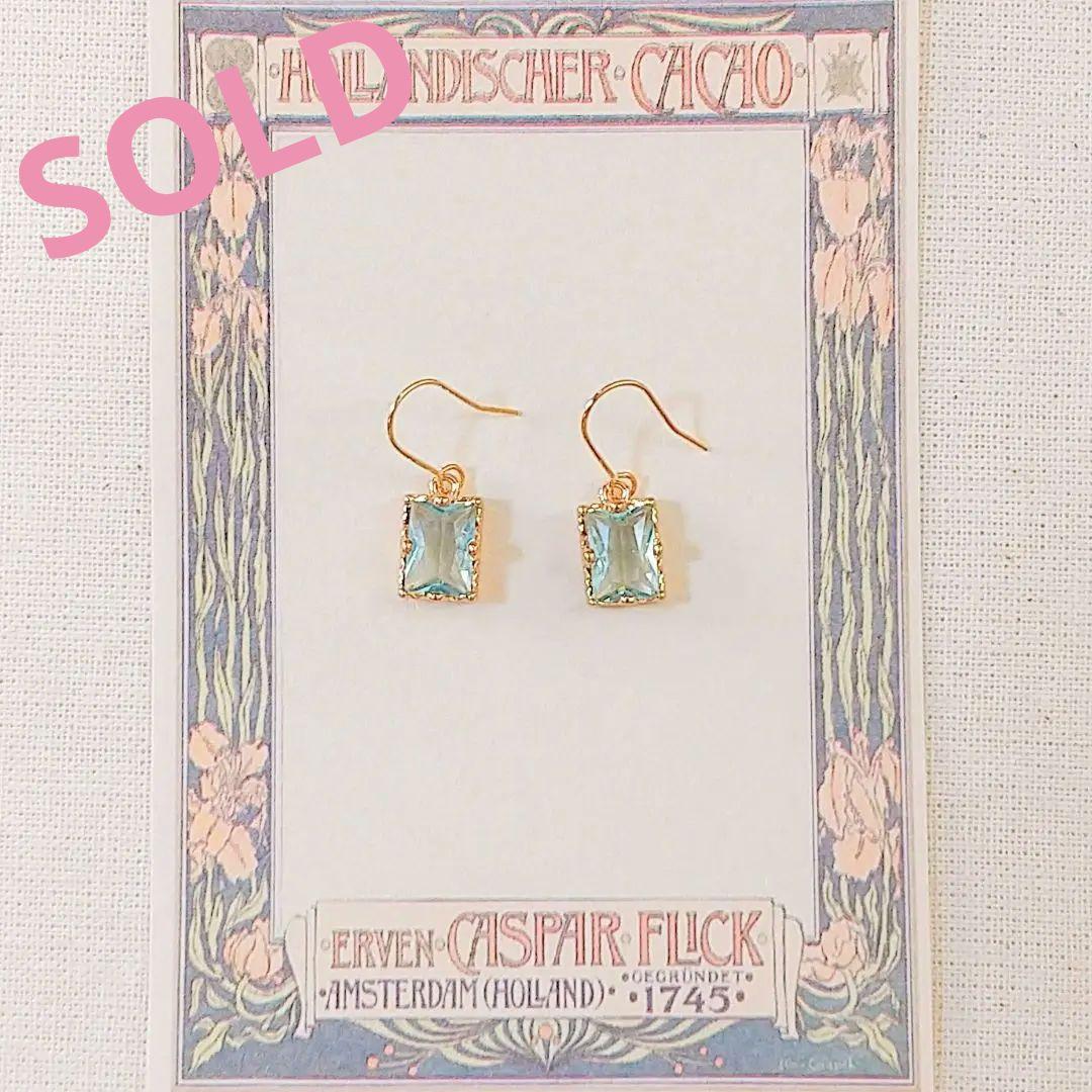SOLD◆ハンドメイド ガラスピアス シンプル 小ぶり アイスブルー スクエア