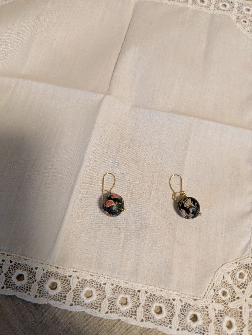 花柄デザインの丸型ピアス　かなり古い時代のとんぼ玉
