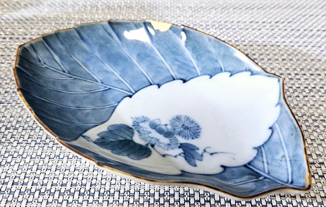 【名品❗】 江戸時代前期　藍九谷様式　白抜き　染付 栗の図　鎬手　葉形　変形皿