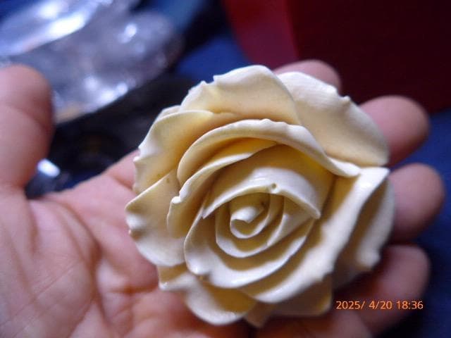 素晴らしい薔薇のペンダント、置物です。手彫りです　大きなもので45gあります。