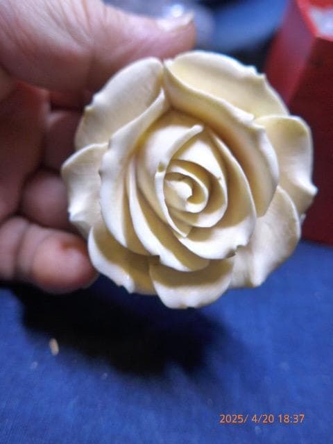 素晴らしい薔薇のペンダント、置物です。手彫りです　大きなもので45gあります。