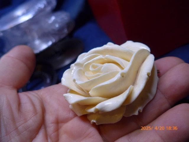 素晴らしい薔薇のペンダント、置物です。手彫りです　大きなもので45gあります。