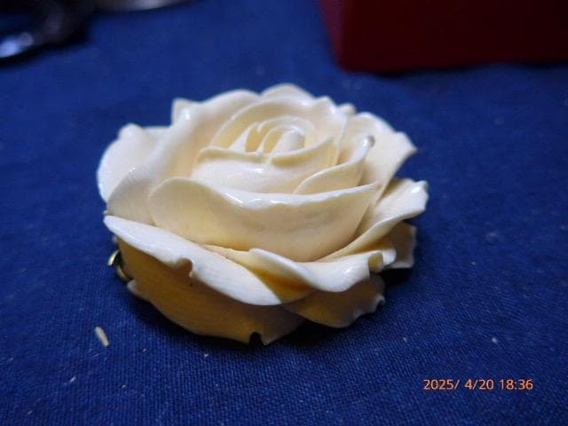 素晴らしい薔薇のペンダント、置物です。手彫りです　大きなもので45gあります。