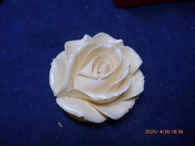 素晴らしい薔薇のペンダント、置物です。手彫りです　大きなもので45gあります。