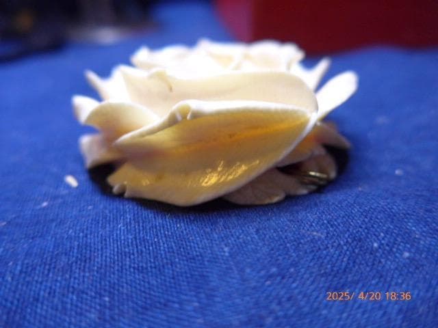 素晴らしい薔薇のペンダント、置物です。手彫りです　大きなもので45gあります。