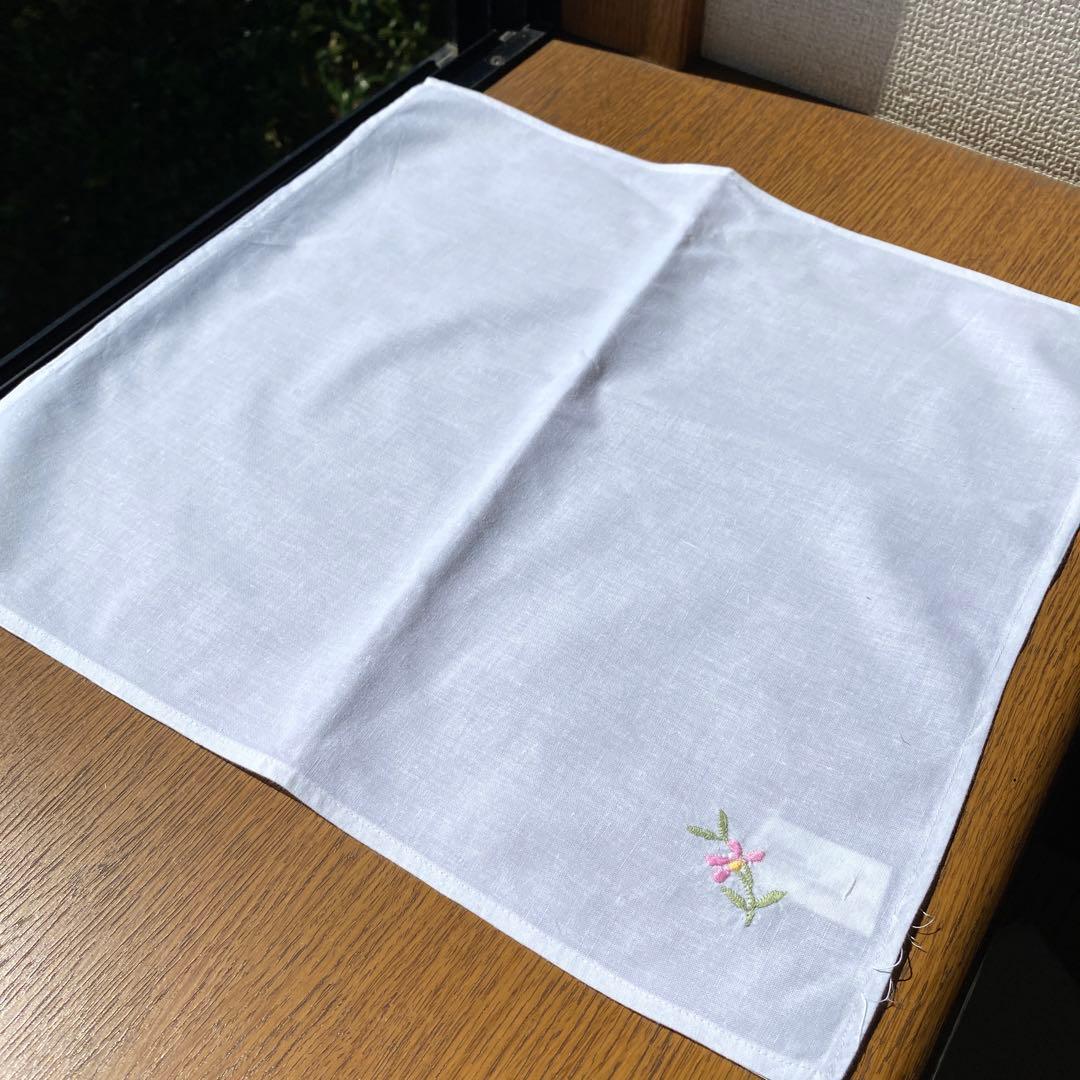 更に値下【新品】刺繍テーブルクロス　＆　ナプキン8枚