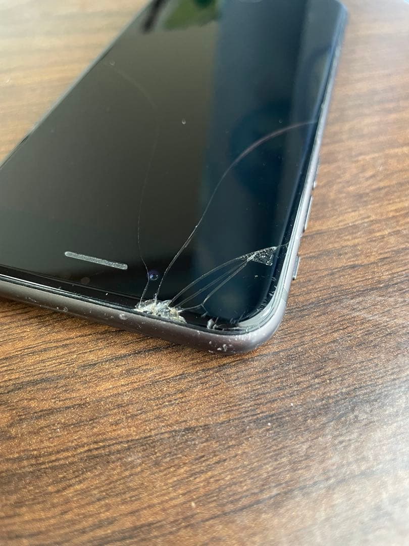 Apple iPhone8 64GB ブラック 画面ひび割れ