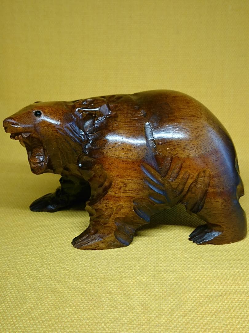 【美品】クマ　熊　ガラス目　木彫　置物　インテリア　工芸品　美術品　A1006