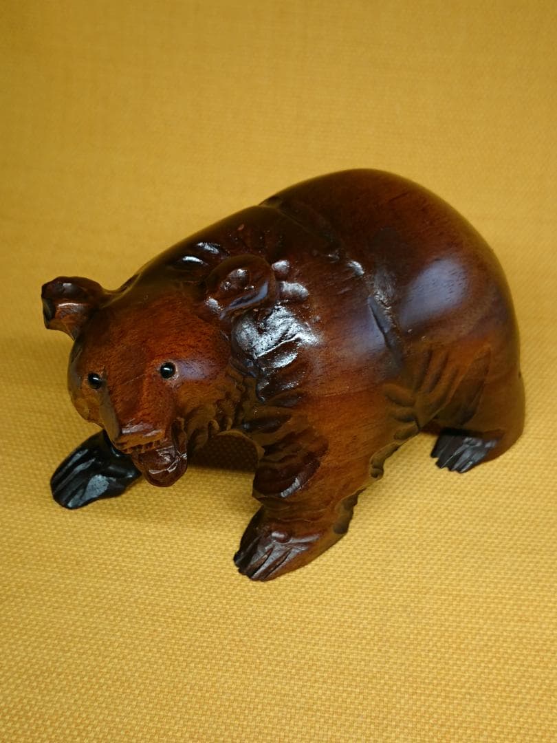【美品】クマ　熊　ガラス目　木彫　置物　インテリア　工芸品　美術品　A1006