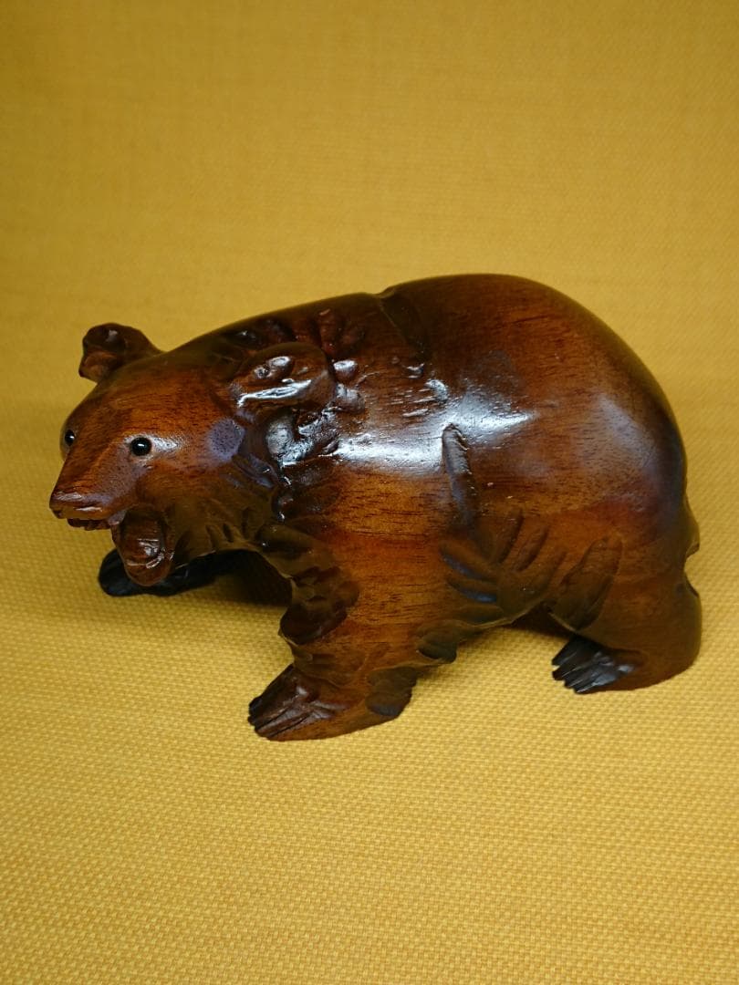 【美品】クマ　熊　ガラス目　木彫　置物　インテリア　工芸品　美術品　A1006