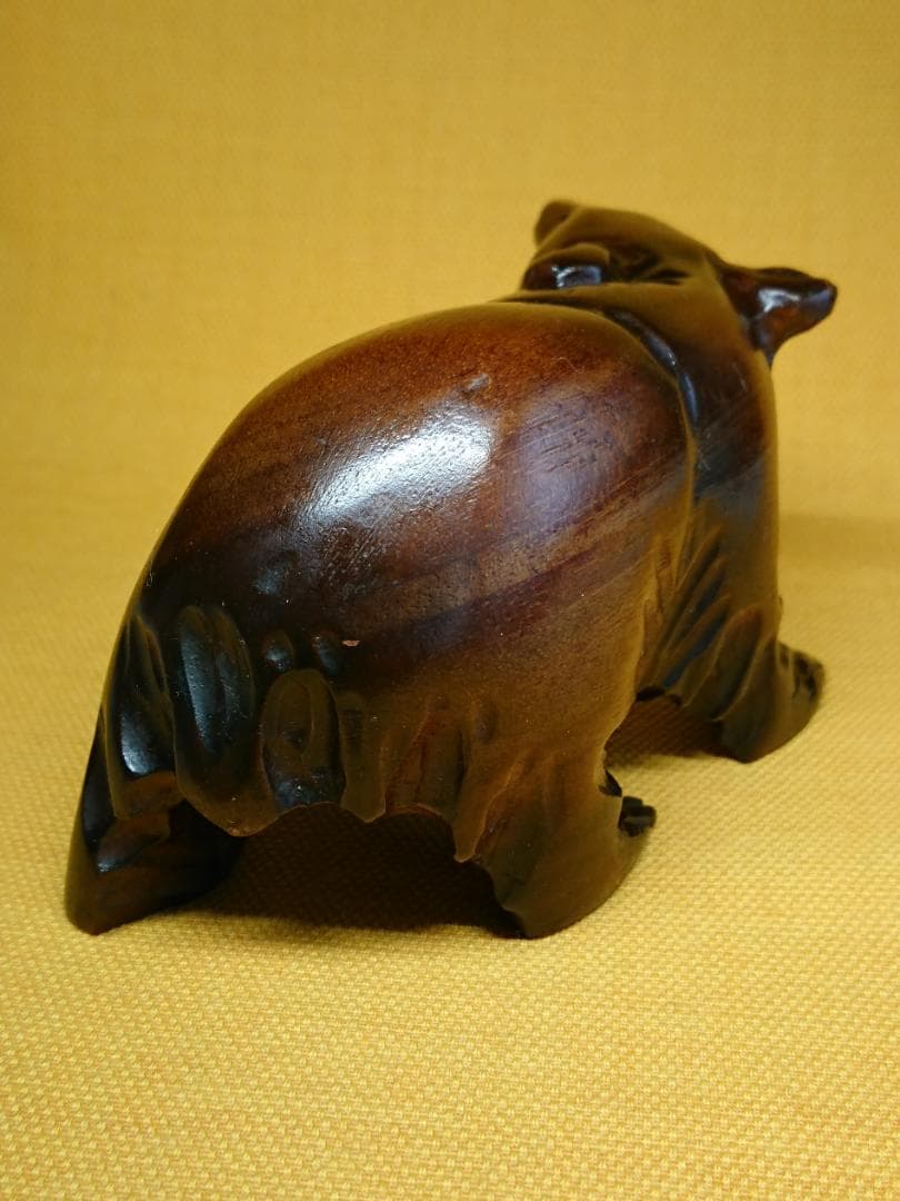 【美品】クマ　熊　ガラス目　木彫　置物　インテリア　工芸品　美術品　A1006