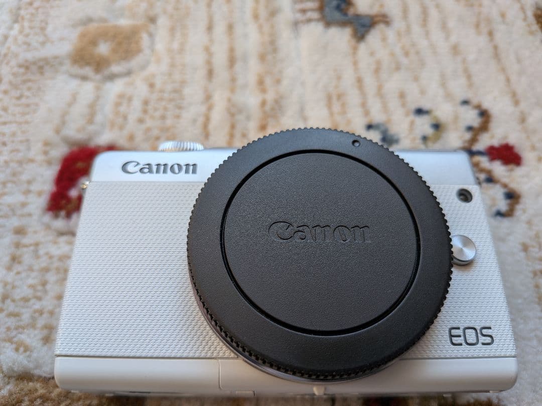 Canon　EOS M100 ホワイト　レンズキット　ミラーレス