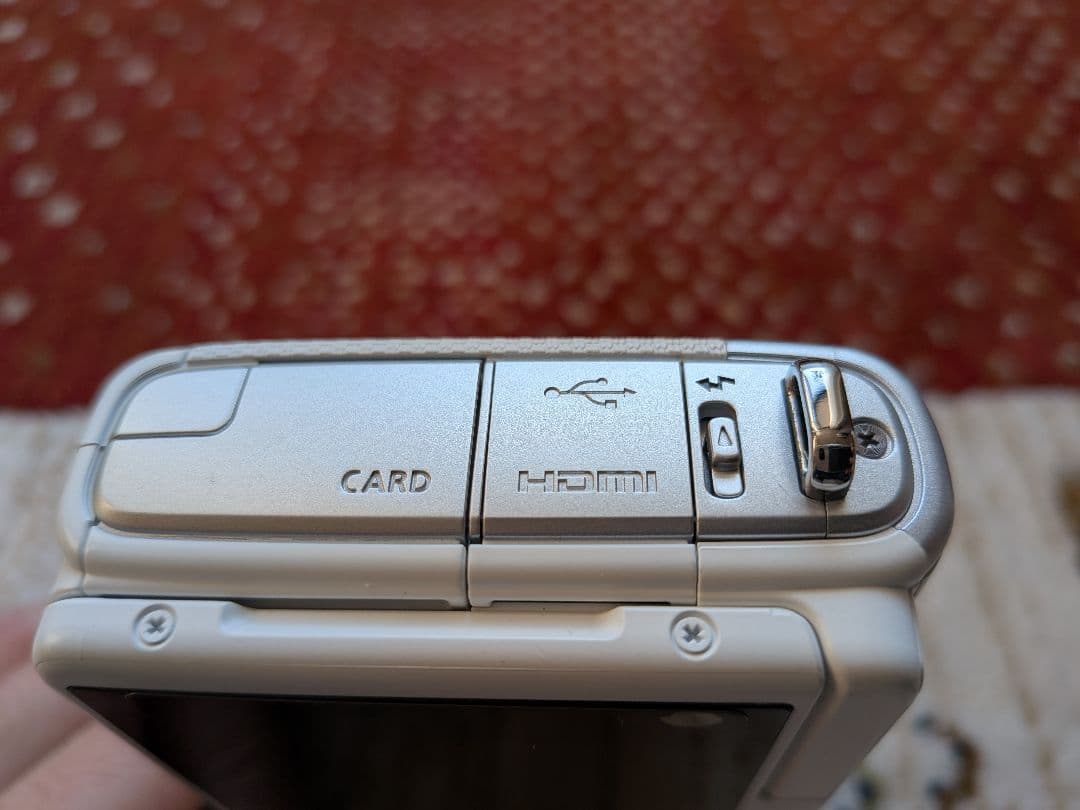 Canon　EOS M100 ホワイト　レンズキット　ミラーレス