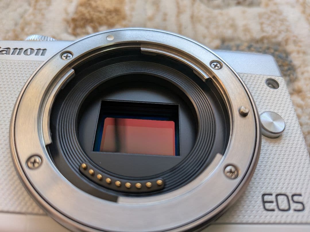 Canon　EOS M100 ホワイト　レンズキット　ミラーレス