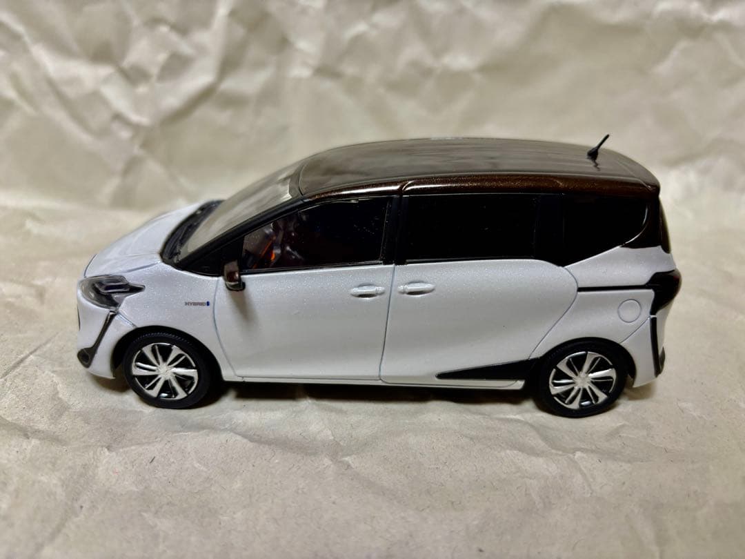 旧型シエンタ後期 カラーサンプル ミニカー ブラウンパール×ホワイトパール