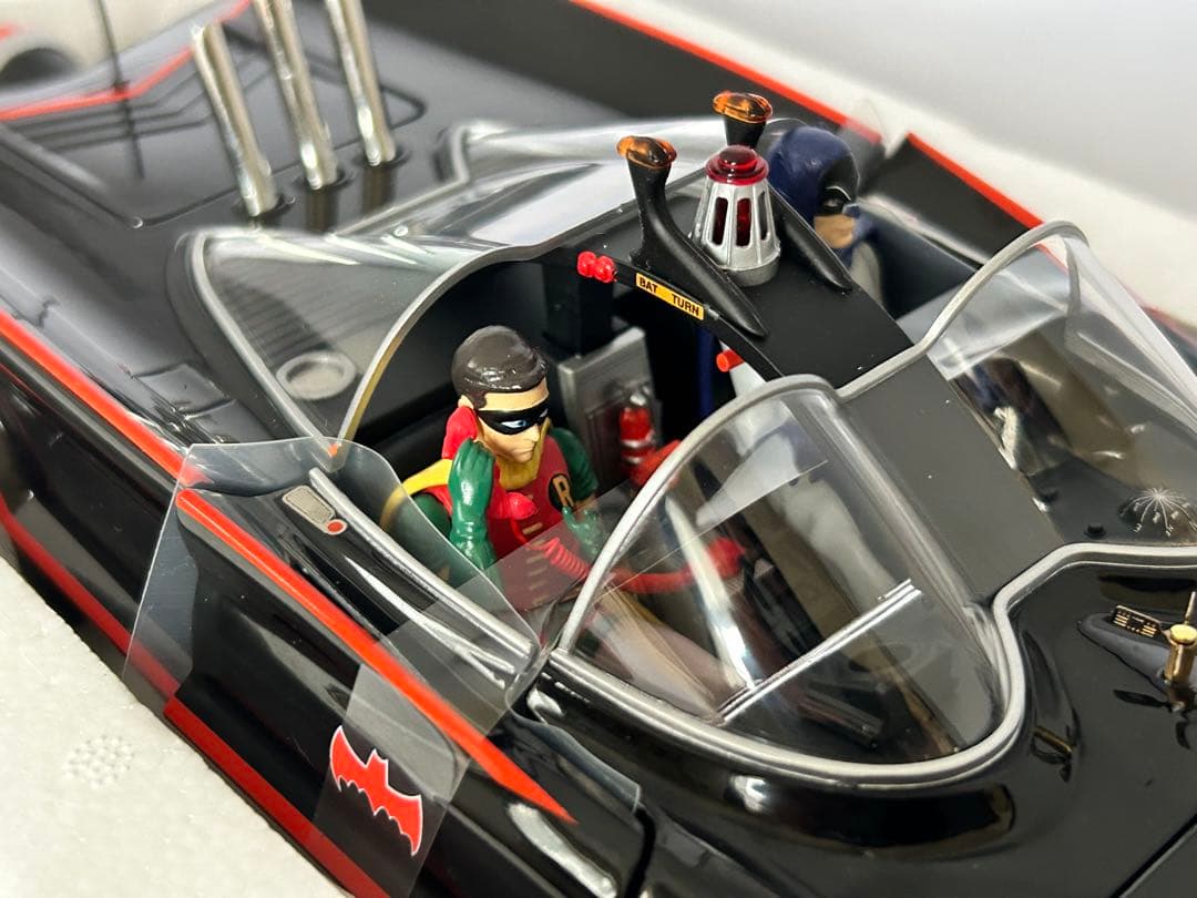 バットマン クラシックTVシリーズ バットモービル 1:18 フィギュア付き