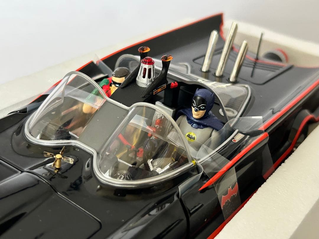 バットマン クラシックTVシリーズ バットモービル 1:18 フィギュア付き