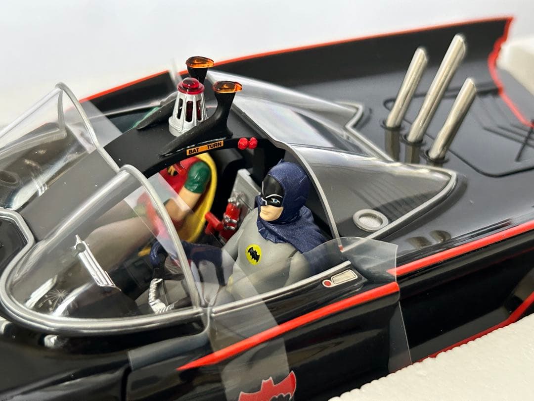 バットマン クラシックTVシリーズ バットモービル 1:18 フィギュア付き