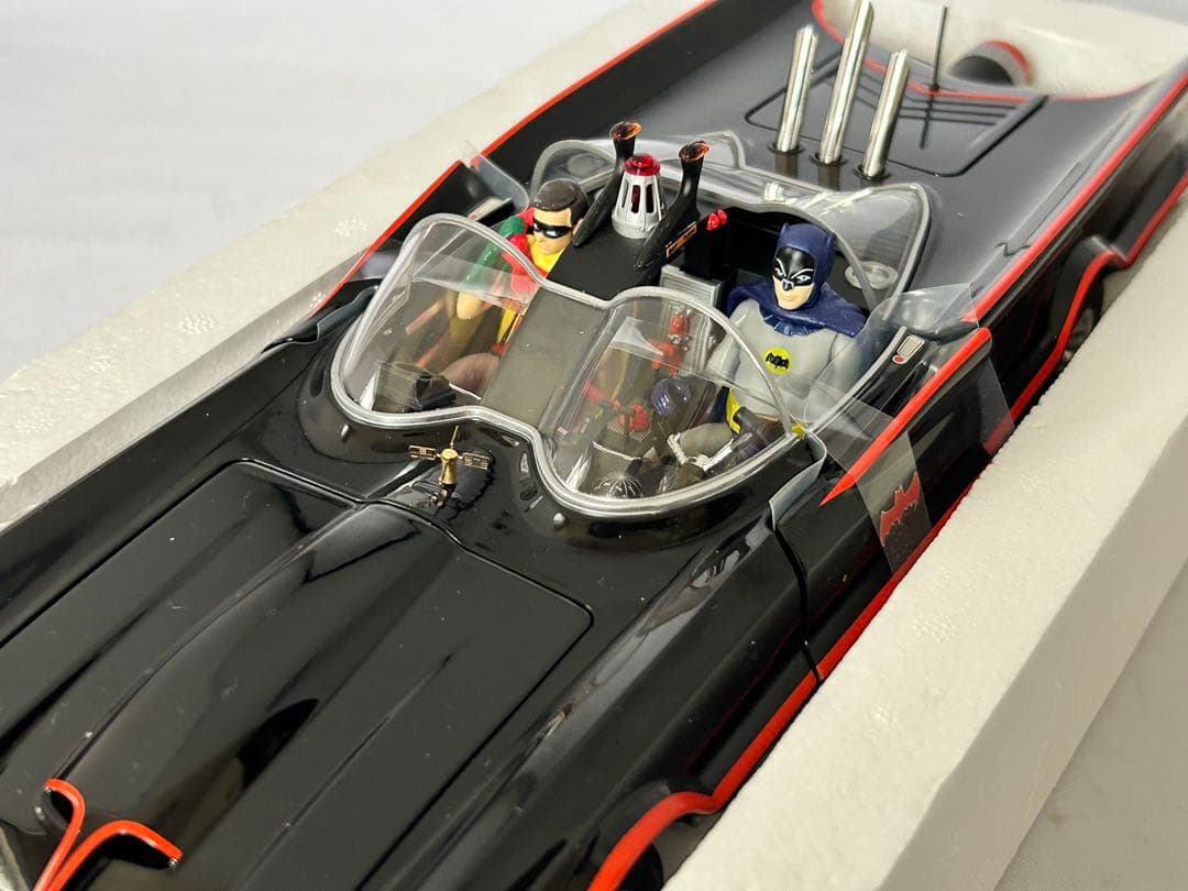 バットマン クラシックTVシリーズ バットモービル 1:18 フィギュア付き