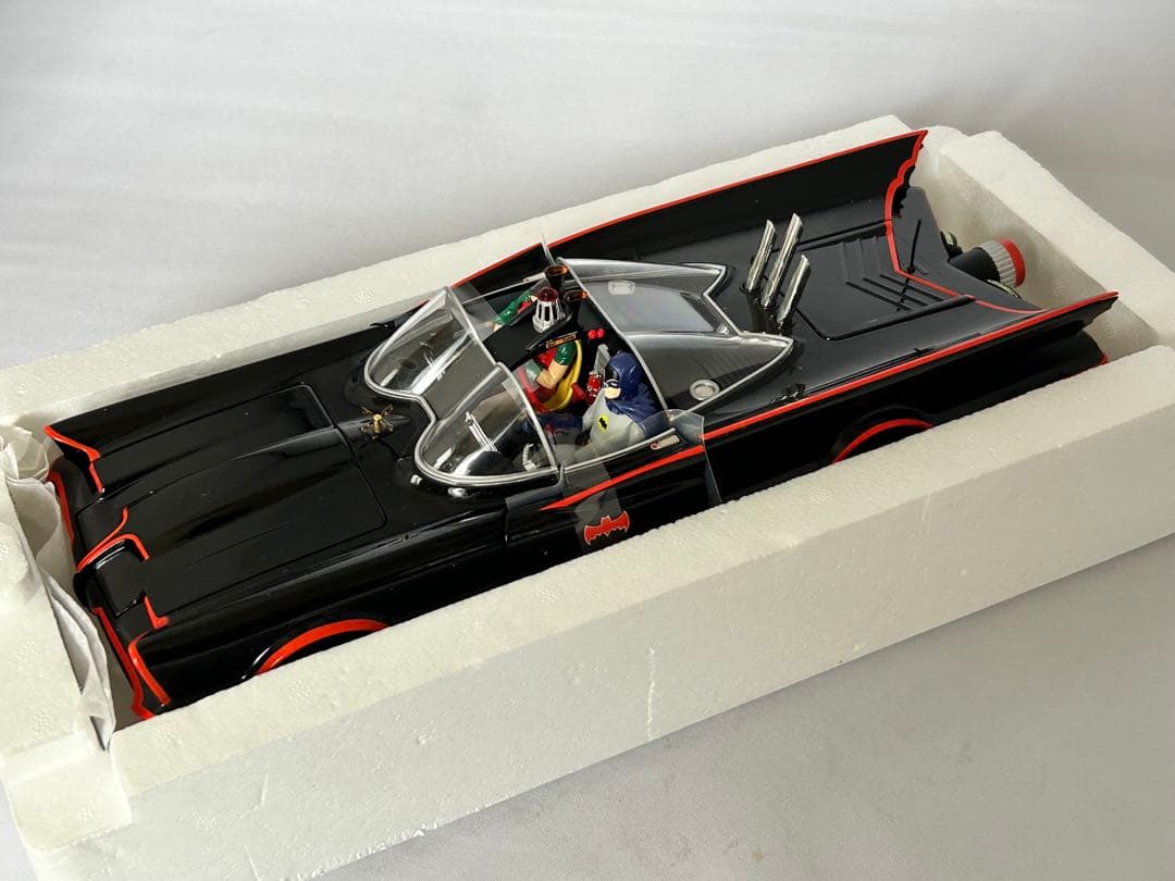 バットマン クラシックTVシリーズ バットモービル 1:18 フィギュア付き